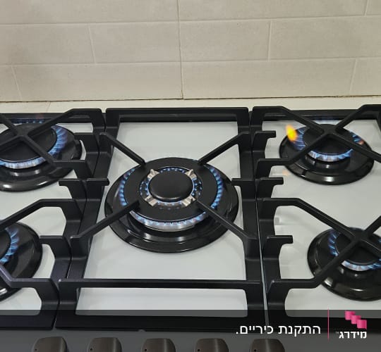 כיריים גז עם להבות כחולות במטבח